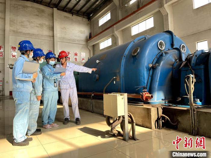 南方電網(wǎng)工作人員在貴港理昂生物質(zhì)發(fā)電有限公司開展安全用電檢查工作。　韋振宏 攝