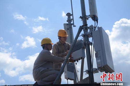 技術人員對220千伏列西變電站5G共享基站進行調試。三明供電供圖